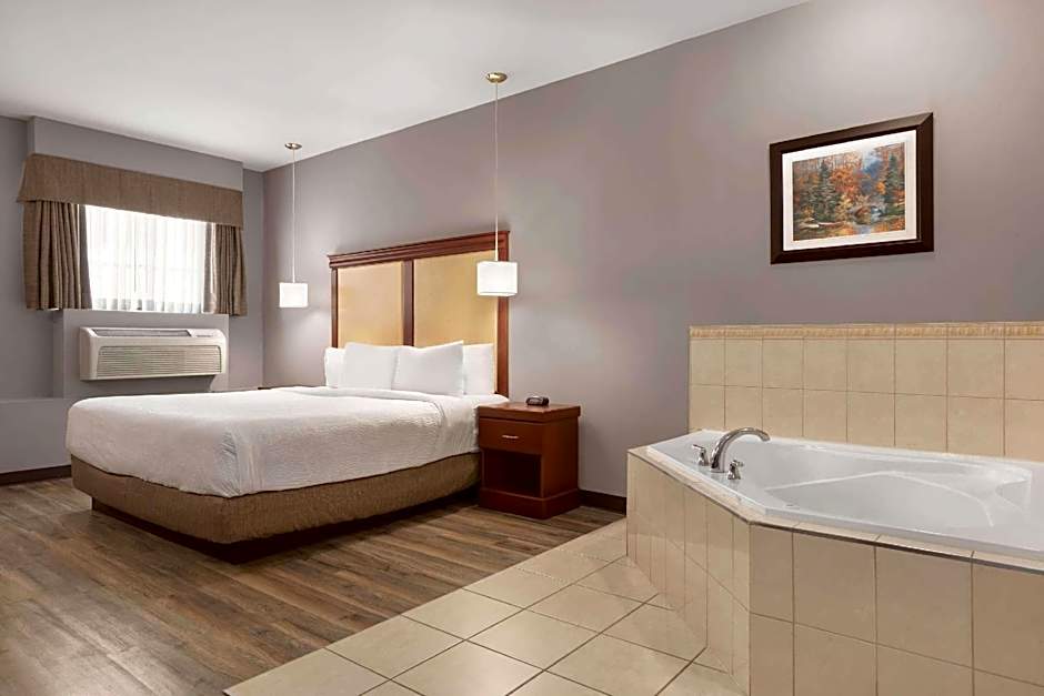 Premier Inn & Suites - Downtown Hamilton Hotel