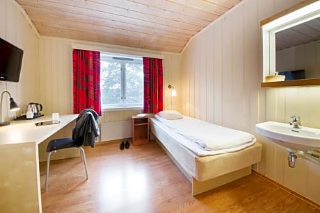 ECONOMY QUEEN SHARED BATHROOM