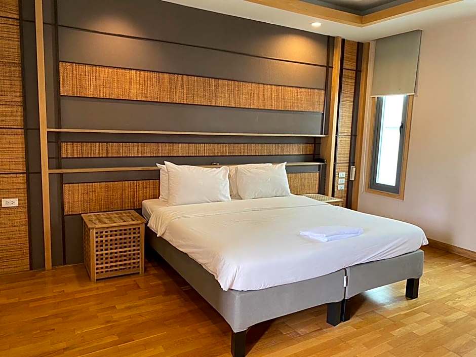 Photo 1 of 4 of 1 King Bed, Pool View, Ground Floor
