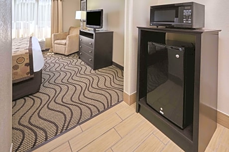 1 King Bed Suite Airport View Non-Smoking