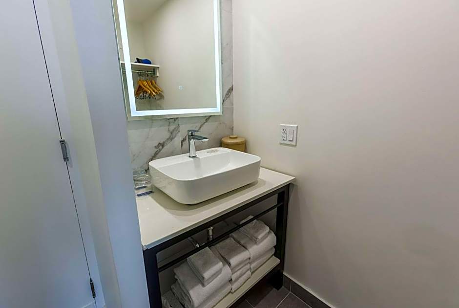 Travelodge Hotel & Convention Center by Wyndham Quebec City