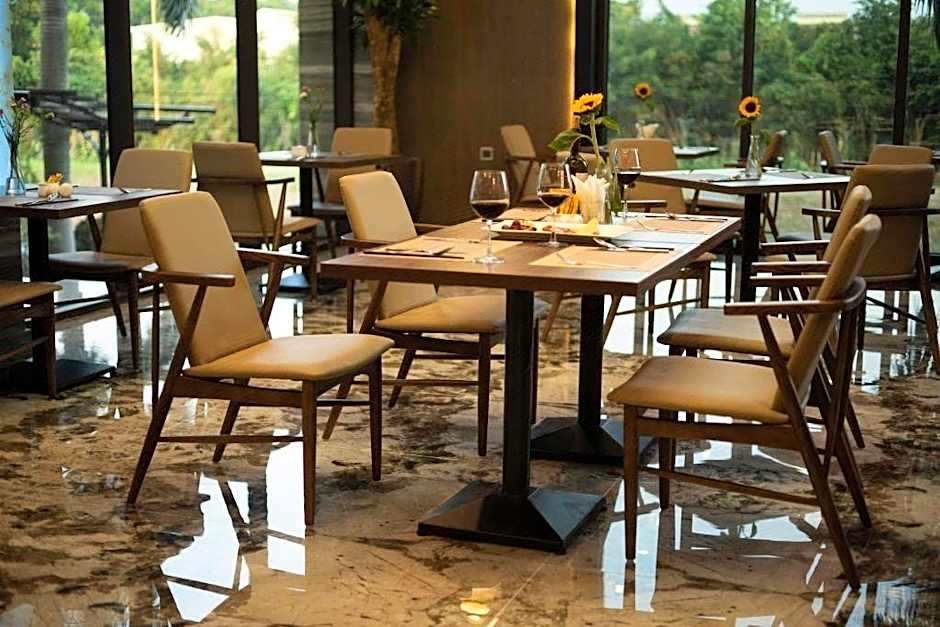 Zen Riverside Hotel n Residences