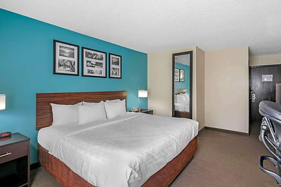 Clarion Inn & Suites DFW North