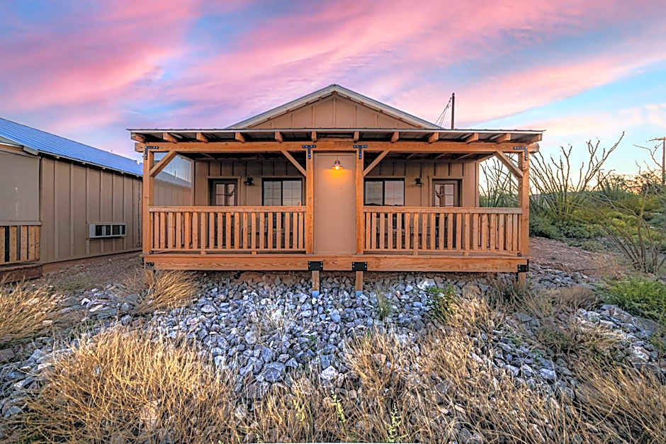 -Pet Friendly- Miners Cabin #5 -Two Double Beds - Private Balcony