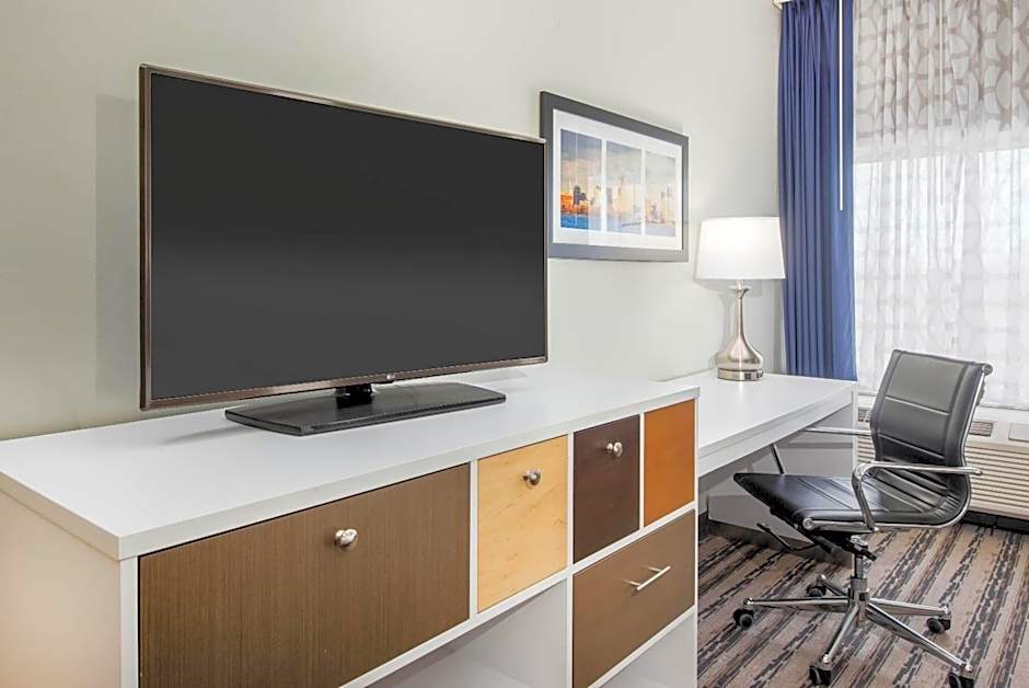 La Quinta Inn & Suites by Wyndham Buffalo Amherst