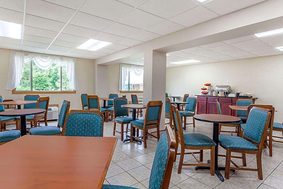 Ramada by Wyndham Angola/Fremont Area