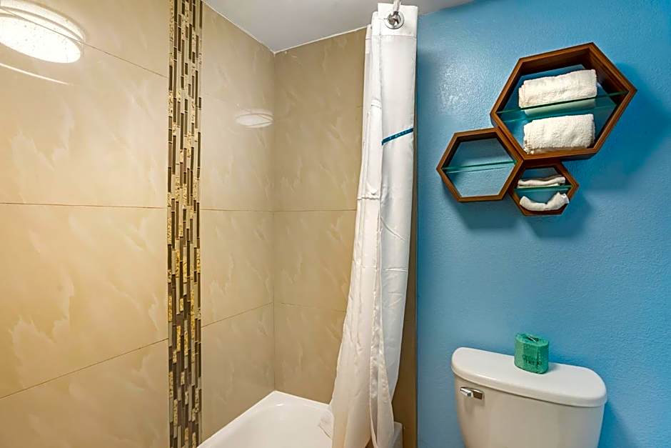 HomeTowne Studios by Red Roof Lancaster