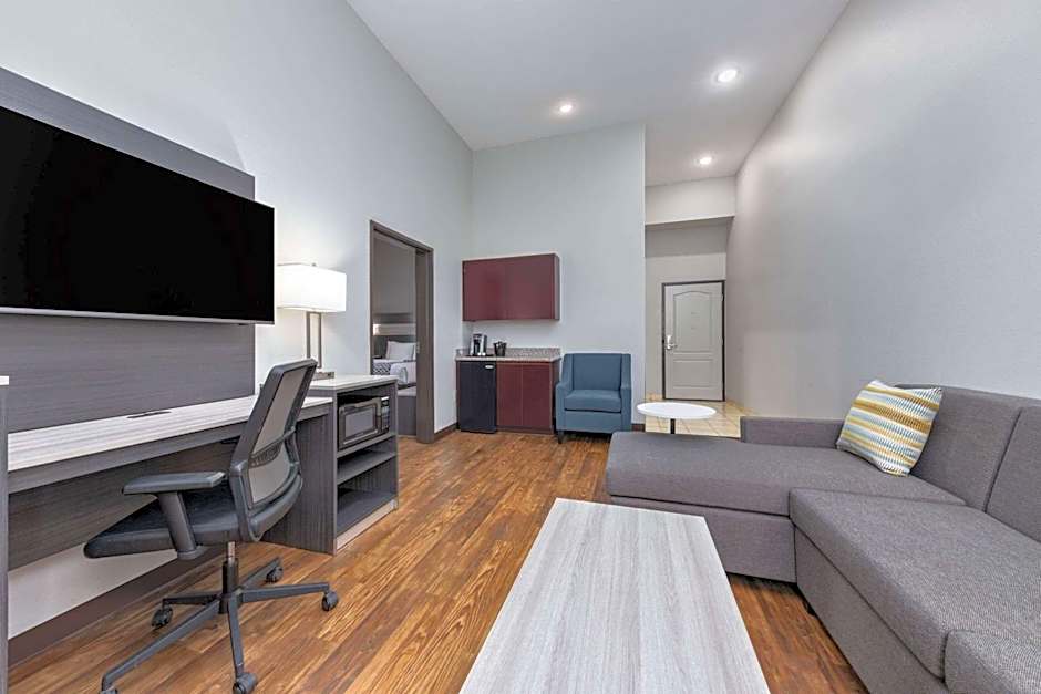 La Quinta Inn & Suites by Wyndham Allen At The Village