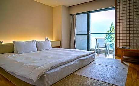 Deluxe Double Room with Side Lake View