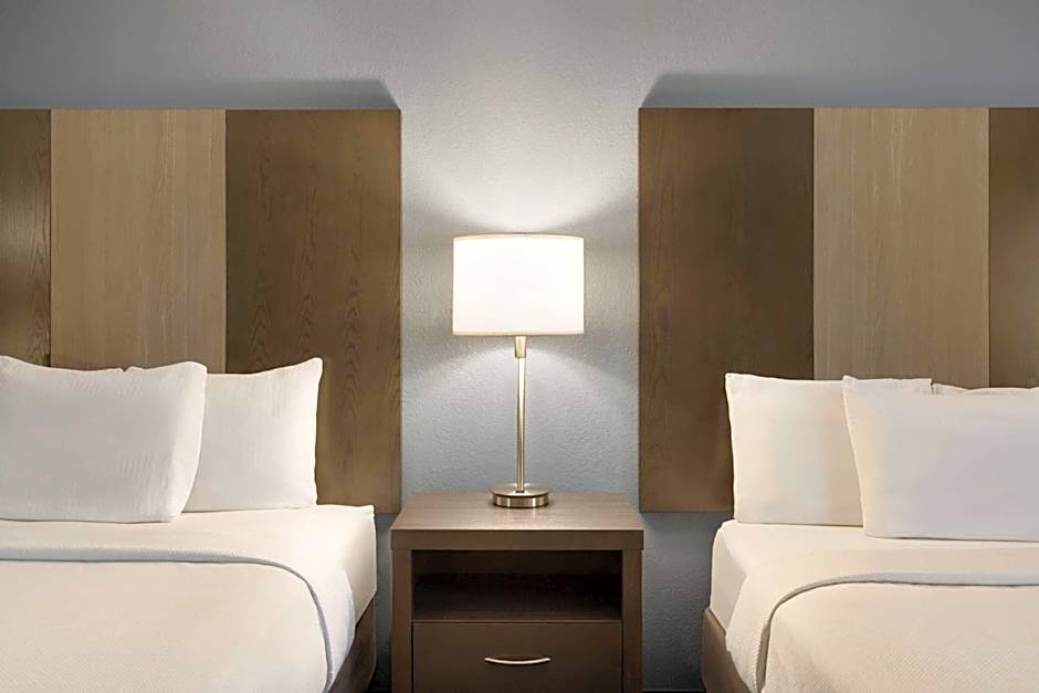 La Quinta Inn & Suites by Wyndham Peru Starved Rock St Park 