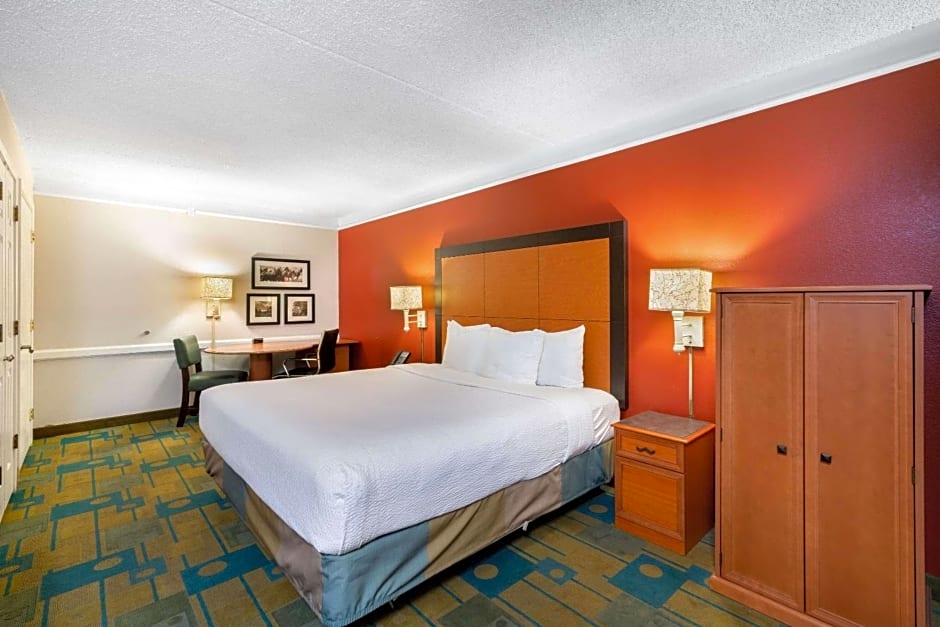 La Quinta Inn & Suites by Wyndham Phoenix Sky Harbor Airport