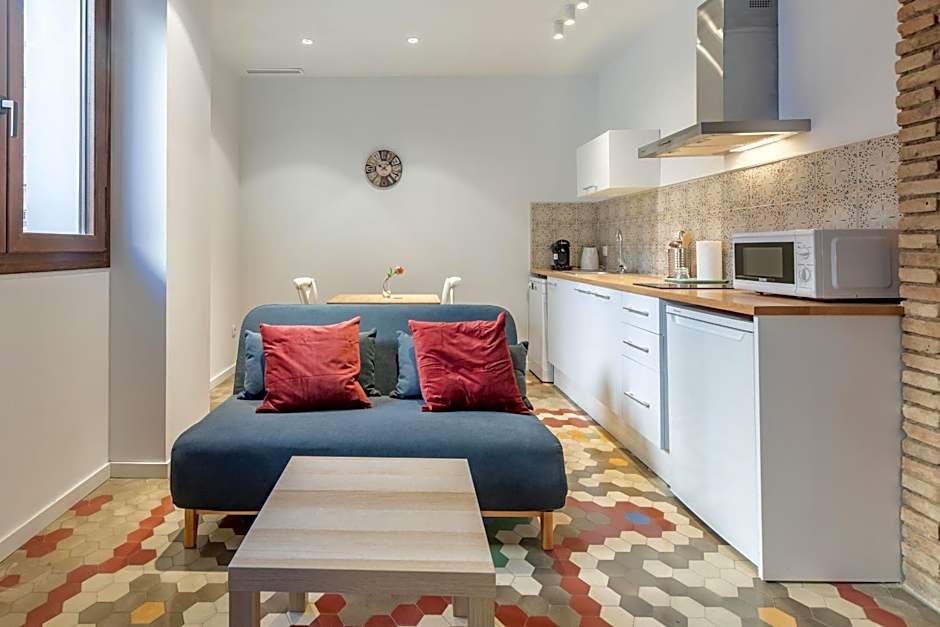 Apt with Antique Floor & lots of Sun Light