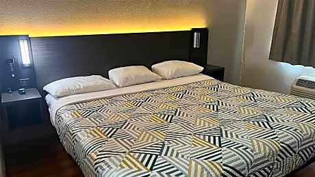 1 King Bed - Non Smoking