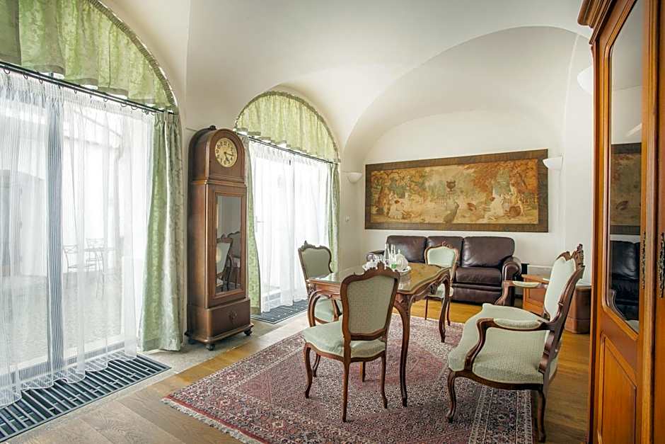 Hotel At the Green Grape