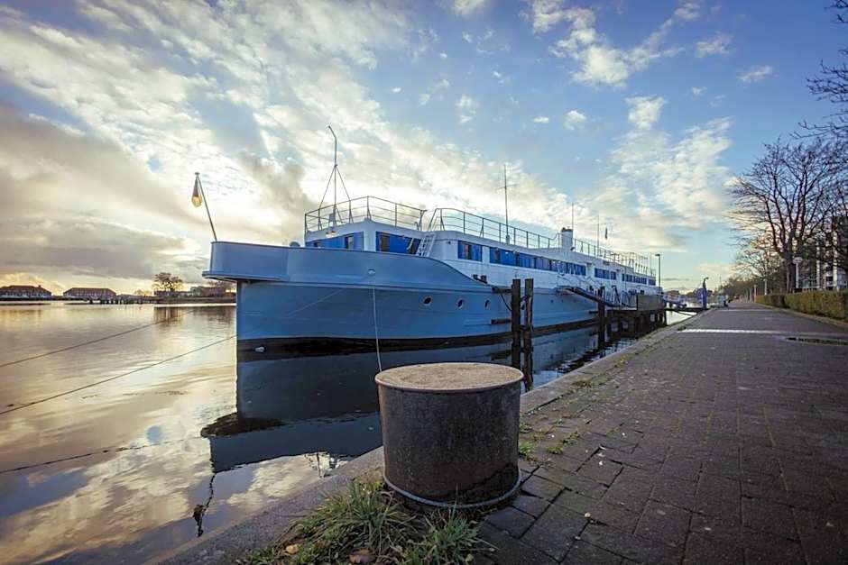 ARCONA - Übernachten auf dem Wasser - direkt am Bontekai