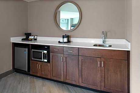 One-Bedroom King Suite - Non-Smoking