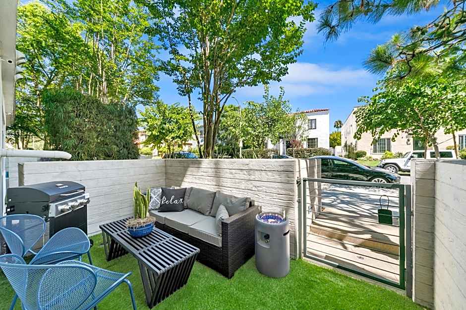 Beverly Grove Chic City Oasis 2 BR Apt with Den 138