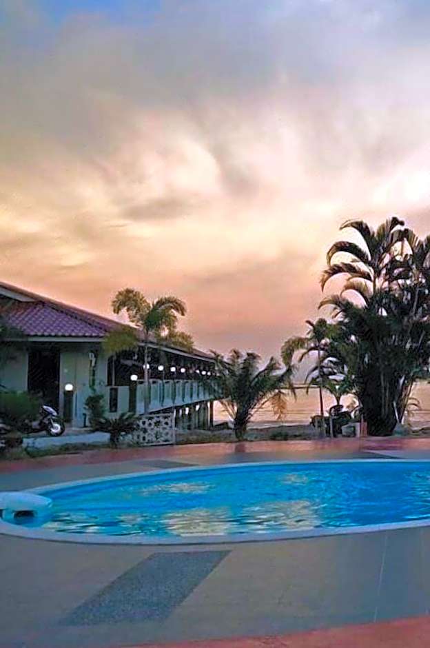 Penarak Bamboo Beach Motel