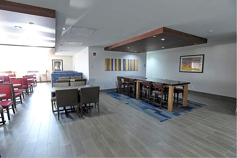 Holiday Inn Express & Suites Toronto Airport West By IHG