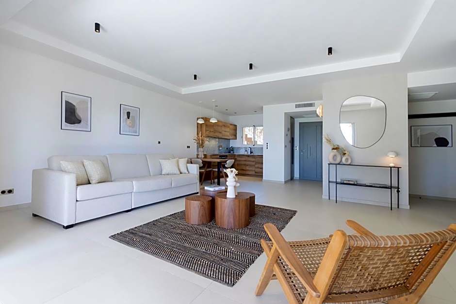 Résidence Omigna, Spacious Luxury Apartments, sea view, pool, gym, calm, free private parking, free electric vehicle charging, Cargese, Corse du Sud