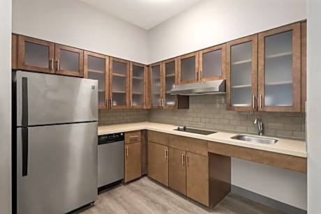 One-Bedroom Queen Suite - Hearing Accessible - Non-Smoking