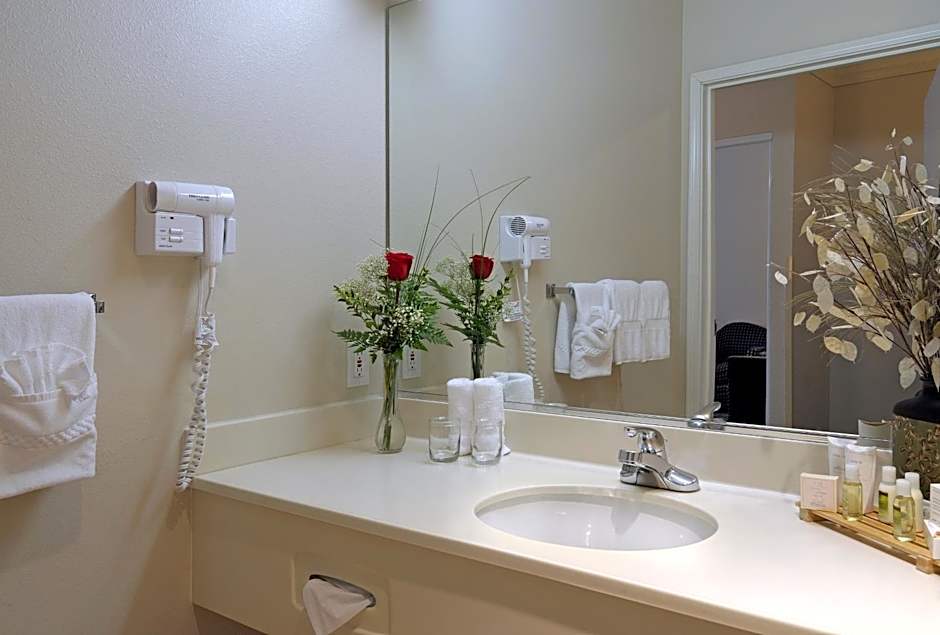 Holiday Inn Express and Suites Tulare By IHG