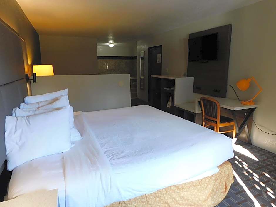 Days Inn & Suites by Wyndham Downtown Gatlinburg Parkway