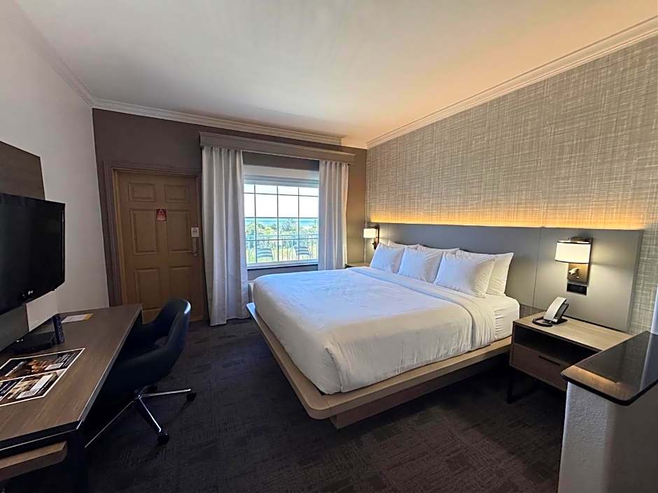 Photo 1 of 5 of 1 King Bed, Balcony