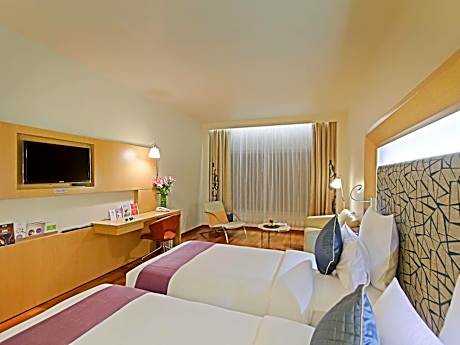 Premier Room with 2 single beds with Premier Lounge Access along with 2 Pieces of Laundry per room per night on non-cumulative basis.