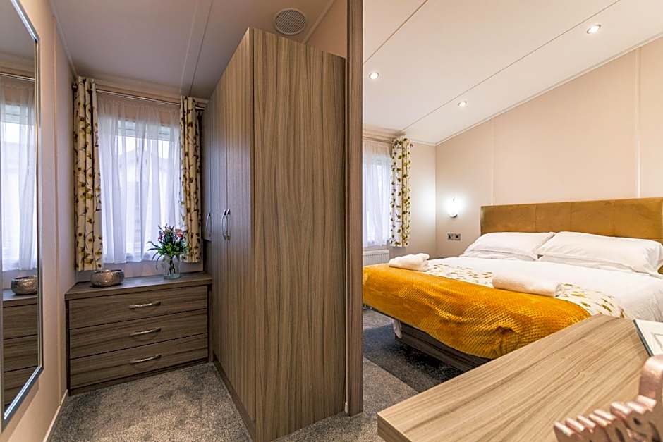 Woodpecker Lodge with Hot Tub