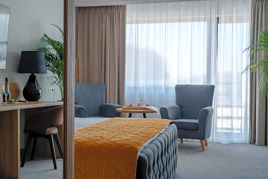 Mazurkowa - z widokiem na Karkonosze i Śnieżkę, darmowy parking, obok restauracja Mazurkowa Chata