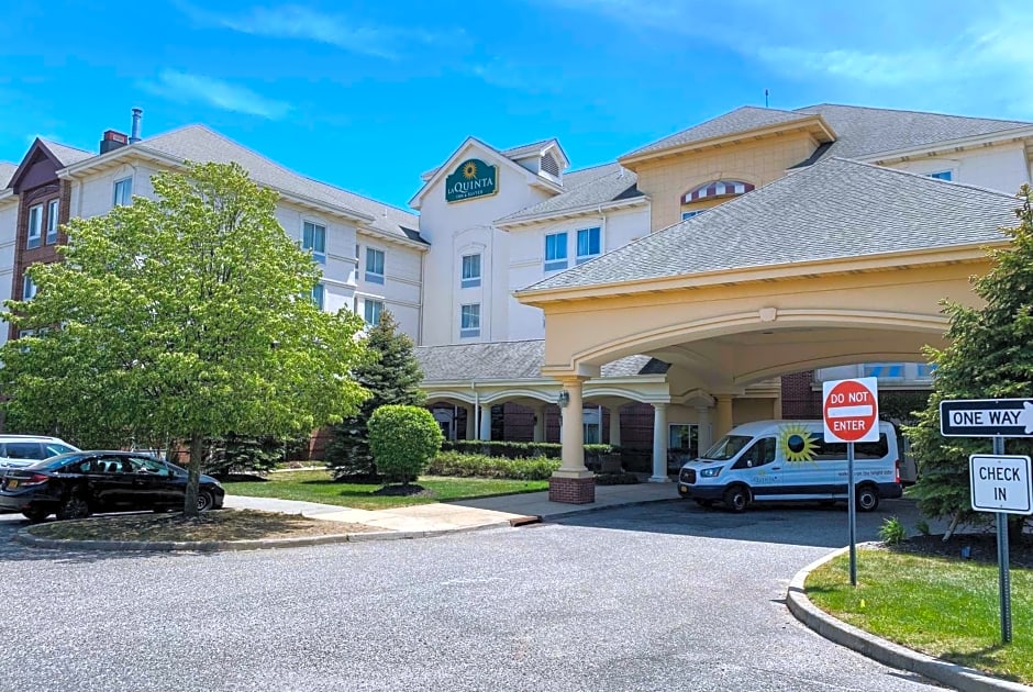 La Quinta Inn & Suites by Wyndham Islip Macarthur Airport