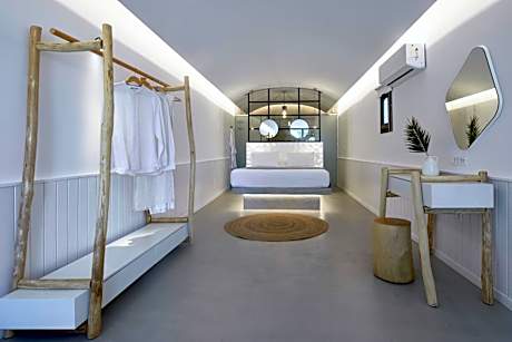 Avramiaia Suite with private outdoor heated pool & sea view