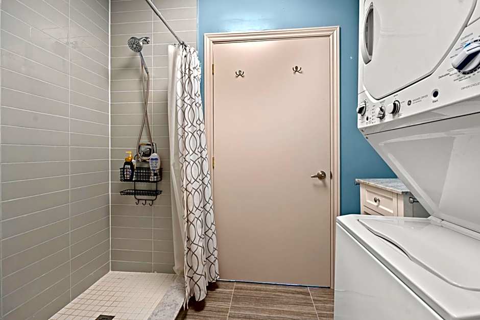 Bright Suites Finch West steps to Metro by hotel DUKE