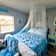 Searenity, Waterside studio in the heart of Treasure Island, walk to beach