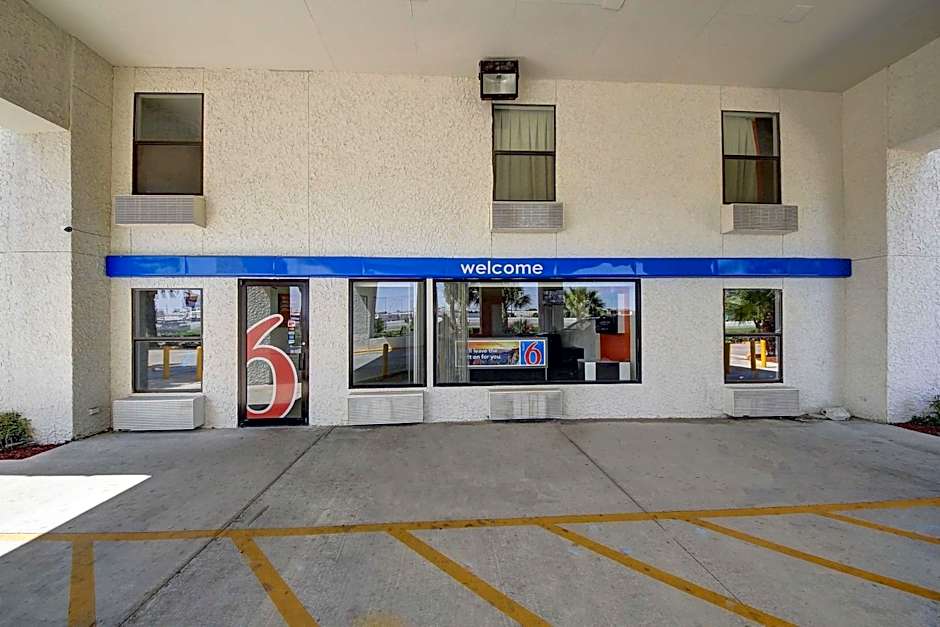 Motel 6-Laredo, TX - North I-35