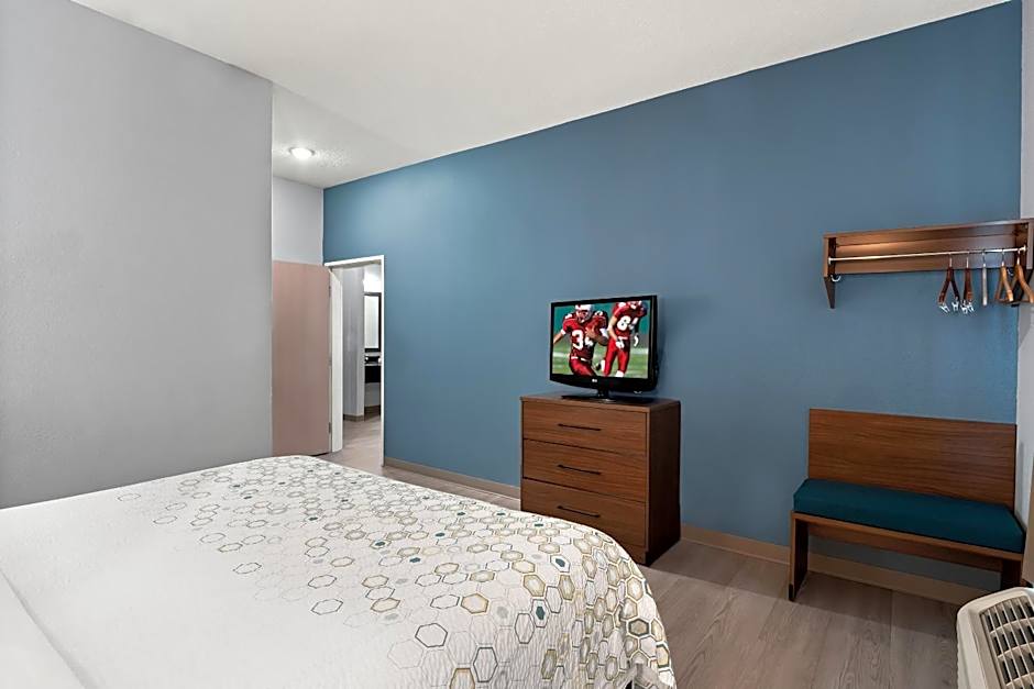 HomeTowne Studios by Red Roof East Lansing - Okemos