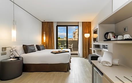 Urban terrace room includes one access to the spa per person per stay