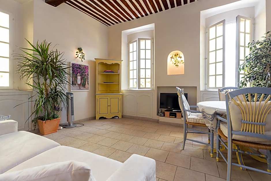 Very charming studio apartment on port in Cannes a short walk to Palais with Aircon and internet 411