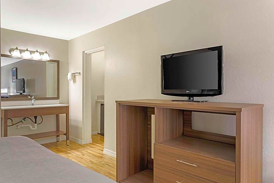 Quality Inn & Suites St Augustine Beach Area