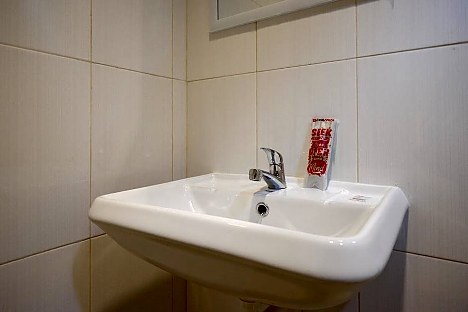 RedDoorz near Ambarrukmo Plaza Mall