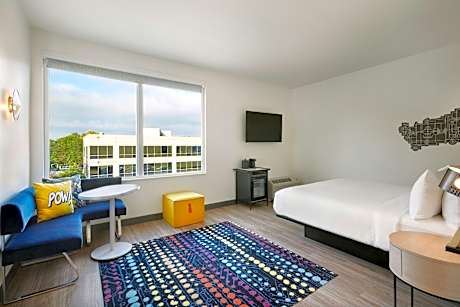 Savvy, Larger Guest room, 1 King