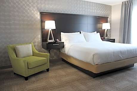 1 Bedroom Suite 2 Queen Mobility Accessible Tub