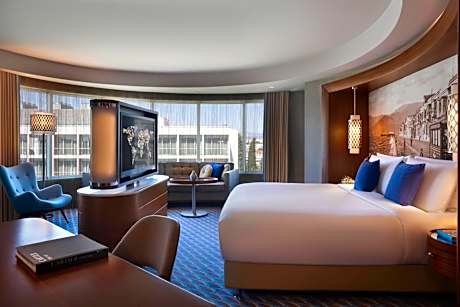 Junior Suite with Partial Sea View and Executive Lounge Access