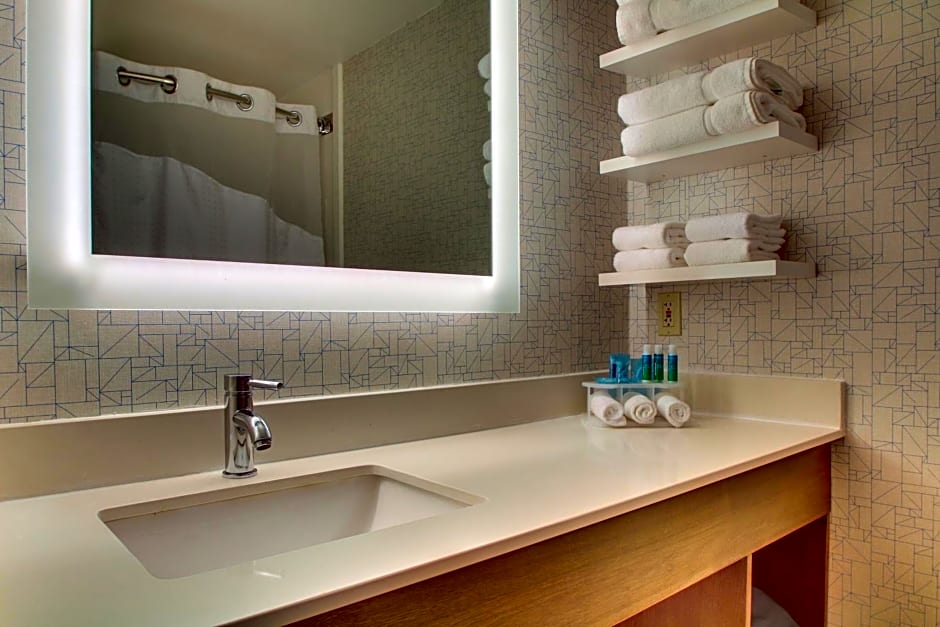 Holiday Inn Express & Suites - Lincoln East - White Mountains by IHG