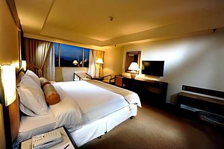 Executive Deluxe - King Bed (River View)