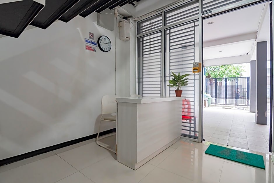 RedDoorz Syariah @ Afifah Guest House near Bikasoga Sport Center