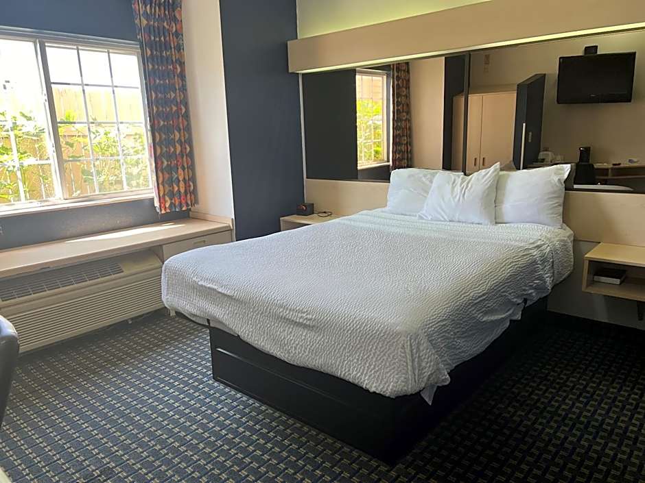 Days Inn & Suites by Wyndham Hutchinson