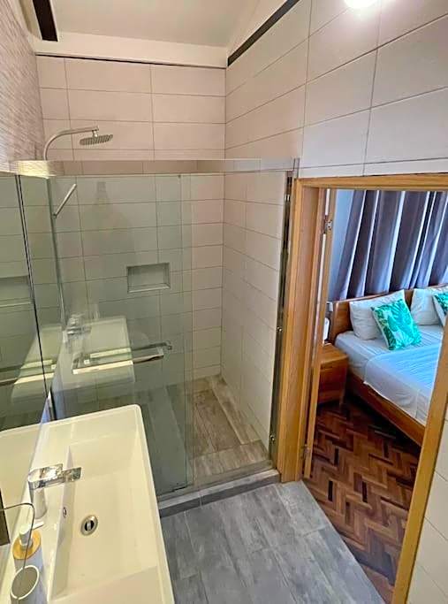 Villa Aglaia mit Pool, Garten und Palmen