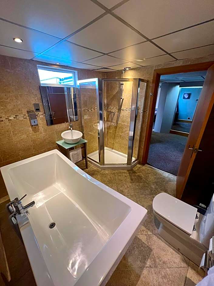 Inn On The Prom At The Fernlea Hotel